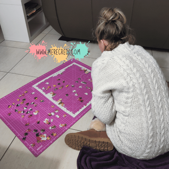 femme assise devant un puzzle entamé
