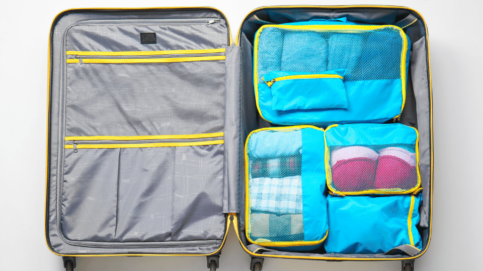 organisateur de valise dans une valise, linge rangé et trié